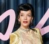 L'année 2025 a été bien mouvementée pour Lily Allen. Après sa séparation avec l'acteur de Stranger Things, David Harbour, la chanteuse s'est consacrée pleinement à son art, signant son grand retour après sept ans d'absence avec "West End Girl". Un disque introspectif et vulnérable qui relate les dessous de son divorce houleux avec David Harbour. Depuis la sortie de l'album, Lily Allen est au sommet, elle a performé dans l'émission Saturday Night Live avec Dakota Johnson, annoncé une tournée au Royaume-Uni en 2026 et révélé qu'elle était actuellement en pourparlers pour un spectacle adapté de "West End Girl".