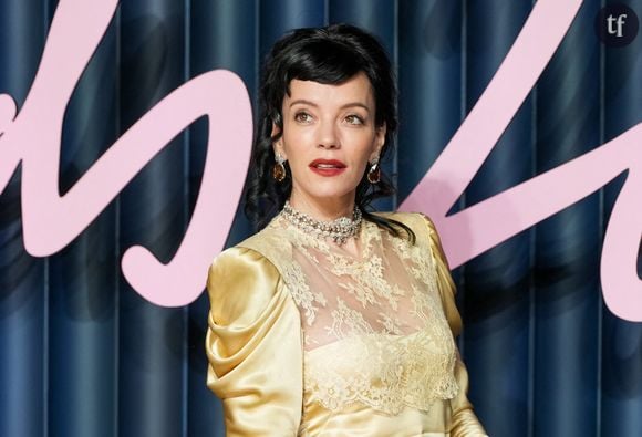 L'année 2025 a été bien mouvementée pour Lily Allen. Après sa séparation avec l'acteur de Stranger Things, David Harbour, la chanteuse s'est consacrée pleinement à son art, signant son grand retour après sept ans d'absence avec "West End Girl". Un disque introspectif et vulnérable qui relate les dessous de son divorce houleux avec David Harbour. Depuis la sortie de l'album, Lily Allen est au sommet, elle a performé dans l'émission Saturday Night Live avec Dakota Johnson, annoncé une tournée au Royaume-Uni en 2026 et révélé qu'elle était actuellement en pourparlers pour un spectacle adapté de "West End Girl".
