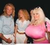 Lolo Ferrari, ultra médiatisée pour sa poitrine impressionnante, surnommée "l'icône en silicone", joue la Fée dans "Quasimodo del Paris" de Patrick Timsit. L'humoriste lui rend un vibrant hommage le temps d'un témoignage qui dénonce.