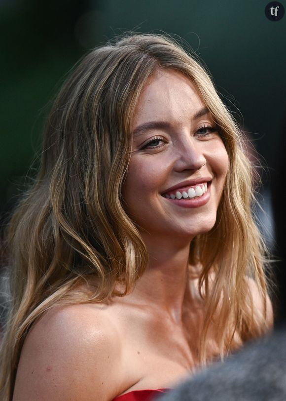 Sydney Sweeney a enchaîné musculation, courses à pied et training divers et variés tout en testo pour préparer ce rôle, et être à la hauteur, physiquement parlant, de son modèle. Cela lui a valu lors du dévoilement des toutes premières photos des saillies sexistes de la part d'internautes machos la trouvant... Meurtrie dans sa stature d'icône glam. Et oubliant volontiers le premier métier de Sydney Sweeney : actrice.