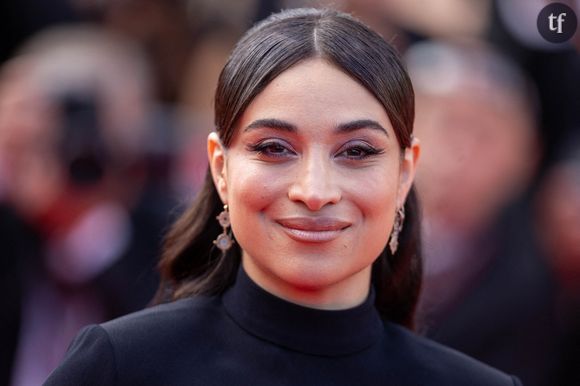 Camelia Jordana illumine littéralement le tapis rouge sur ces photos qu’elle dévoile le temps d’une publication très remarquée. La chanteuse n’a jamais autant assumé sa sensualité.
