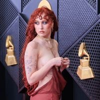 "Carrément vulgaire" : cette popstar lesbienne nue aux Grammy’s ? Son look sulfureux fait hurler les internautes (et les réacs)