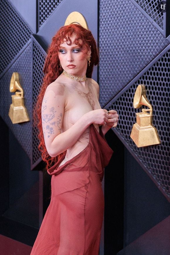 "Carrément vulgaire" : cette popstar lesbienne nue aux Grammy’s ? Son look sulfureux fait hurler les internautes (et les réacs)