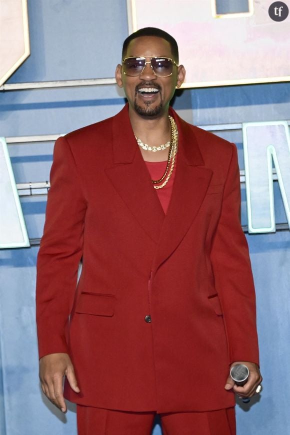 Le plaignant évoque effectivement une situation précise : lors de la tournée concernée, il aurait retrouvé dans sa chambre d'hôtel un soir "des effets personnels, notamment des lingettes, un flacon de médicaments contre le VIH au nom d'une autre personne et un mot : « Brian, je serai de retour au plus tard à 17h30, juste nous deux (cœur dessiné), Stone F ».". De quoi laisser circonspect.