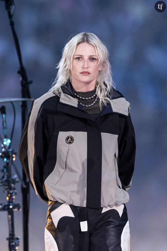 Shinoda est particulièrement remonté. Et on le comprend ! Face au déferlement de haine facile dont est victime Emily Armstrong sur les réseaux sociaux, il rétorque au journal britannique à propos de certains "fans" de Linkin Park : "Les gens s'en sont pris à Emily parce qu'elle n'était pas un homme".