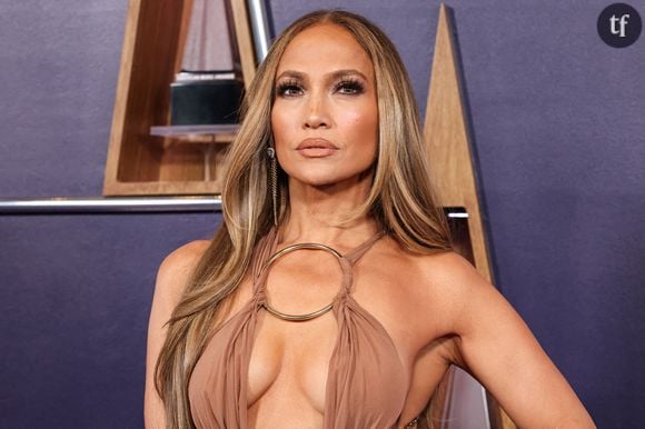 Le sublime look de J Lo pour Noël

Quelques jours avant la première de sa résidence à Las Vegas, "Jennifer Lopez : Up All Night Live", au Caesars Palace, la chanteuse et actrice a fait sensation pour Noël, éblouissant les internautes dans une robe moulante bordeaux à fines bretelles qui brillait à chacun de ses mouvements. Une robe signée Solangel, que la star a mis en valeur en optant pour un chignon avec quelques mèches encadrant son visage. "Joyeux Noël à tous", a-t-elle écrit en légende de son Reels Instagram.
