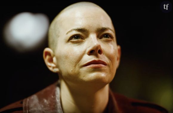 Et bien c'est simple : dans cette satire abordant aussi bien le complotisme que la psychologie humaine et l'existence des extraterrestres (vous comprendrez tout lors du visionnage... enfin, on l'espère également) Emma Stone a accepté... De se raser complètement le crâne.