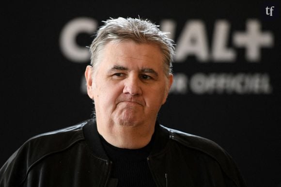 Ce journaliste sportif connu pour sa gouaille et ses comportements sexistes a été à la tête durant plusieurs années du Canal Football Club et avait soulevé la jupe de la journaliste lors d’une émission.