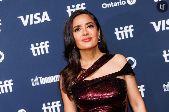 Salma Hayek parvient toujours à sidérer ses fans.

Même lorsqu'elle se contente, comme elle l'écrit, de fêter ses "59 années de voyages" - une jolie manière d'envisager le fil du temps. En bikini rouge, un verre à la main. "59 voyages au soleil et en train de danser", se réjouit-elle avec délectation.