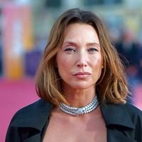 "Une robe magnifique" ou "qui ne la met pas du tout en valeur", le look de Laura Smet sur le tapis rouge divise