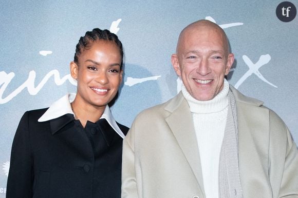 Narah Baptista charme les internautes

L’acteur français avait opté pour un costume beige à la coupe décontractée, une chemise noire ouverte et des souliers vernis. Sa compagne Narah Baptista a quant à elle misé sur un ensemble noir composé d’un tailleur pantalon et d'un haut cintré aux manches longues détachées. "Très classe tous les deux", a commenté une internaute sur les réseaux sociaux. Mais c'est surtout Narah Baptista qui a envoûté la Toile. "Elle est magnifique", "Une beauté cette femme", "Très belle", "Elle est très jolie", "Tellement belle et élégante", peut-on lire. De nombreux internautes prêtent également à la jeune femme une ressemblance avec Halle Berry et Whitney Houston. Rien que ça !