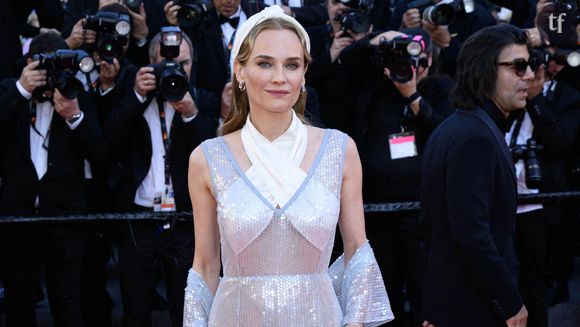 Plus que jamais cette année, les tenues des stars présentes sur le tapis rouge cannois sont scrutés de très près. À l'instar de Halle Berry, les stars sont nombreuses à avoir dû adapter leurs tenues aux nouvelles restrictions vestimentaires imposées par cette 78ᵉ édition. Diane Kruger est apparue drapée dans une longue robe bleu layette parsemée de sequins et a contourné la transparence du buste grâce à un foulard de soie blanche noué en croisé.