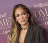 Jennifer Lopez a ébloui ses fans pour Noël dans une robe bordeaux moulante décolleté le 25 décembre. La star de 56 ans a offert un aperçu de ses célébrations de Noël dans une vidéo Instagram. Au menu : un gigantesque sapin, une grande tablée somptueusement décorée, des invités arrivant les bras chargés de cadeaux et une robe scintillante assortie au thème !