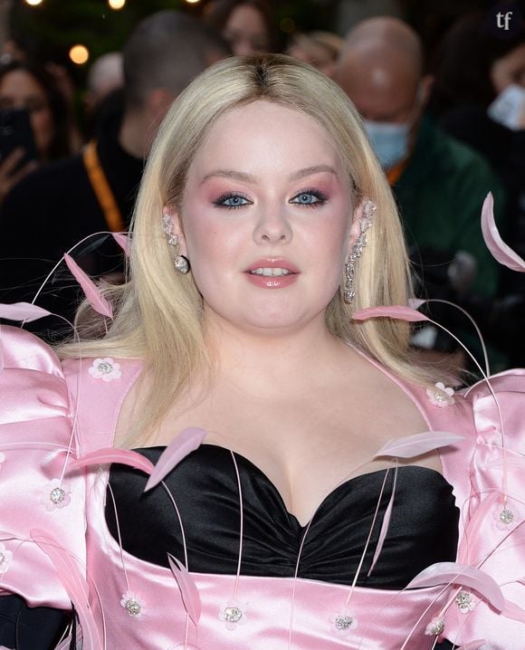 La jeune comédienne est connue pour son aura de role model, inspirant les quantités de fans et femmes ravies de voir une silhouette émancipée des diktats de beauté et des conventions, bien souvent inatteignables. Nicole Coughlan s’amuse à l’unisson d’être devenue un emblème, elle qui considère que son corps est loin d’être réellement “plus size”. Il faut dire qu’il fut un temps, Bridget Jones était considérée comme une femme grosse.