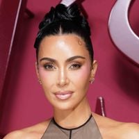 "Sex symbol sulfureux et femme de pouvoir" : en culotte à 45 ans, Kim Kardashian défend sa marque de lingerie et tutoie l'immense Rihanna