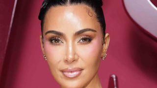 "Sex symbol sulfureux et femme de pouvoir" : en culotte à 45 ans, Kim Kardashian défend sa marque de lingerie et tutoie l'immense Rihanna