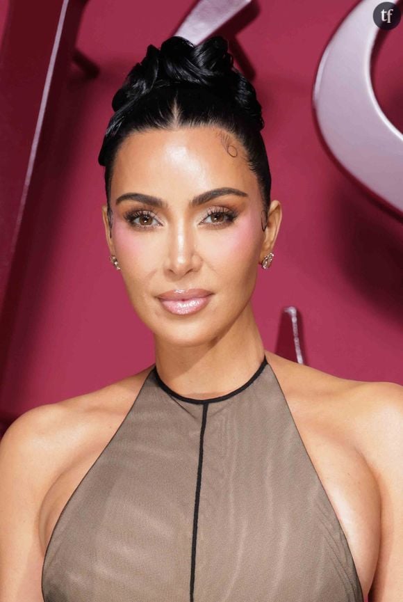 "Sex symbol sulfureux et femme de pouvoir" : en culotte à 45 ans, Kim Kardashian défend sa marque de lingerie et tutoie l'immense Rihanna