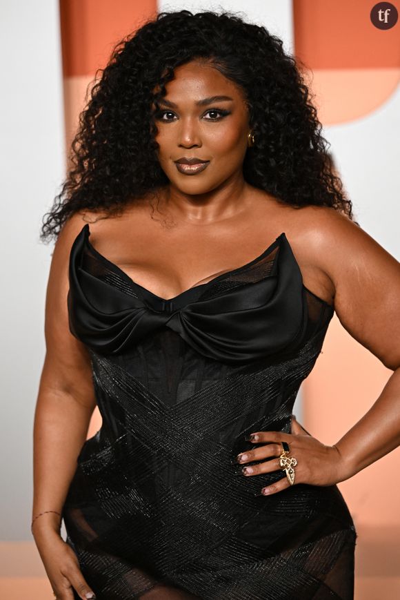 Lizzo ce 2 mars a dévoilé "sa silhouette svelte" (pour reprendre les mots du média people Just Jared) aux côtés de son petit ami Myke Wright à la soirée Vanity Fair des Oscars 2025. Cette apparition sur le tapis rouge aurait pu réjouir nombre de ses fans. Mais elle a suscité la polémique. Habillée par Versace, l'adepte pétillante de la flûte traversière et des chorégraphies endiablées apparaît sous un jour effectivement étonnant.