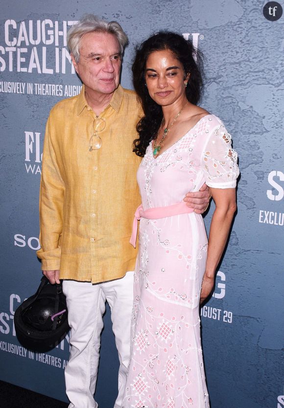 C'est l'une des légendes de la culture rock. Le chanteur célèbre des Talking Heads aime la musique qui bouscule, mais guère renverser le patriarcat : près de 20 ans séparent son épouse et lui-même.