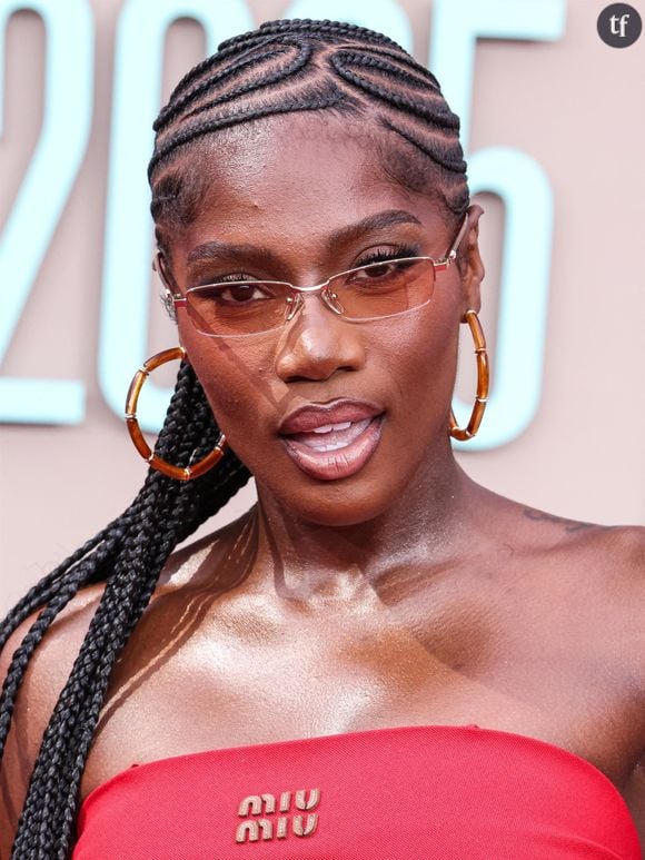 Doechii, iconique révélation musicale et impératrice des Brit et Grammy Awards, vient de faire son coming out lesbien. Femme qui aime les femmes et nouvelle incarnation de ce slogan salutaire : Bravo les lesbiennes ! Et oui, se dire lesbienne, ce n'est pas "privé", ce n'est pas "indiscret" ou "obscène". C'est important. Très.