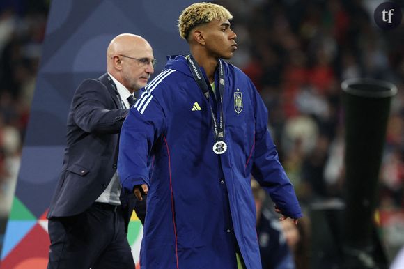 Ce joueur, c'est Lamine Yamal, qui évolue au club du FC Barcelone et dans l'équipe nationale d'Espagne.