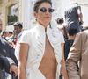 Elle l'a de nouveau démontrée à la prestigieuse Fashion Week de Paris en arborant une création de grande collection, sorte de déclinaison légèrement plus habillée de la mythique naked dress de la part de Kate Walsh , cette robe toute en transparences qu'a souhaité interdire le Festival de Cannes cette année...