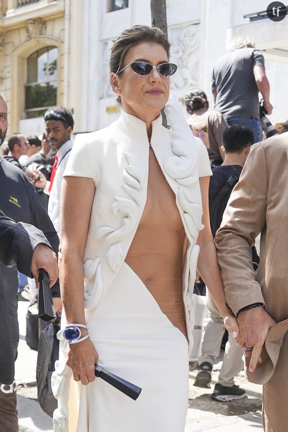 Elle l'a de nouveau démontrée à la prestigieuse Fashion Week de Paris en arborant une création de grande collection, sorte de déclinaison légèrement plus habillée de la mythique naked dress de la part de Kate Walsh  , cette robe toute en transparences qu'a souhaité interdire le Festival de Cannes cette année...