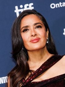 "Menteuse !" : Salma Hayek nie avoir eu recours à la chirurgie esthétique, et ça fait beaucoup réagir les fans du sex symbol