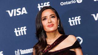 "Menteuse !" : Salma Hayek nie avoir eu recours à la chirurgie esthétique, et ça fait beaucoup réagir les fans du sex symbol
