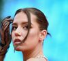 Des pressions s'ajoutent, qui peuvent relativement forcer la main de la comédienne. L'interprète, qui a tourné de nombreuses séquences impliquant nudité et sexe dans sa carrière, parle d'expérience. D'ailleurs, elle explique à Society que Léa Seydoux l'a beaucoup aidée suite à La vie d'Adèle, des prémices de carrière difficiles à vivre de ce point de vue là, notamment. Adèle Exarchopoulos explique encore...