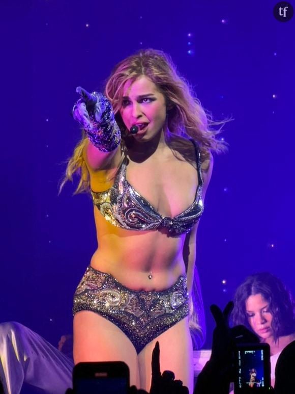 « Il fait froid ici, on a des fans, mais je vais quand même enlever ça », a-t-elle plaisanté.