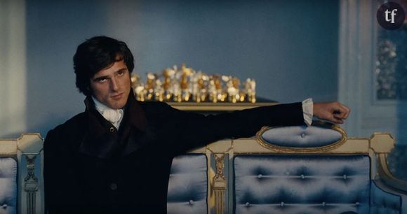 Derrière la caméra de ces Hauts du Hurlevent, immense classique de la littérature britannique ? Une cinéaste très controversée : la réalisatrice de Saltburn et Promising Young Woman, films chocs, polémiques, hyper clivants, qui - le premier surtout - ont engendré en leur temps les réactions les plus disproportionnées, déjà. Et la bande annonce ci-dessous d'hériter des mêmes critiques : contenu très "sexuel" ou se jouant de cette symbolique avec outrance ("On dirait 50 Nuances de Grey !", lit-on beaucoup sur Twitter), sex symbol en amont, provocations, décalages plus ou moins évidents...