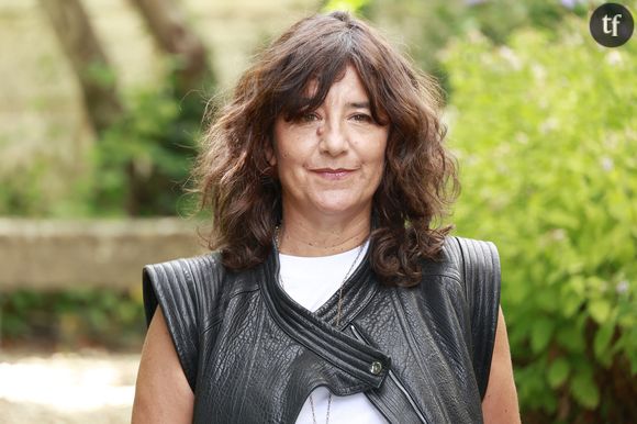 Romane Bohringer est victime d'un sexisme décomplexé alors qu'elle se dévoile naturelle et solaire sur le red carpet. La grande actrice Césarisée subit l'âgisme des internautes, et c'est nauséeux. L'âgisme, c'est cet ensemble de préjugés et discriminations invalidantes ciblant un individu en fonction de son âge avancé et la plupart du temps, surprise, les femmes.