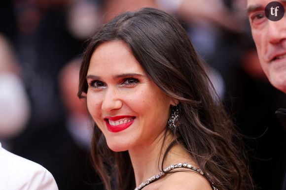 En riant de bon coeur, la jeune chanteuse confesse ensuite : "J'avoue que ça me fait des petites tensions de me dire tout à coup mon oncle va m'entendre parler de ma sexualité".