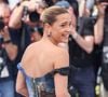 12 après le triomphe de la romance lesbienne, déjà mâtiné de scandales - notamment au sujet de son interminable scène de sexe - les voix se libèrent afin de réévaluer le film acclamé d'Abdelatif Kechiche. Telle celle de sa star : Adèle Exarchopoulos, qui trouvait là le rôle d'une vie. Et remportait un César de la meilleure révélation très mérité.
