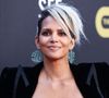 Halle Berry, la seule actrice afro américaine Oscarisée dans la catégorie de la meilleure comédienne, ne s'opposerait pas forcément à ce que l'agent 007 soit incarné par une femme. Une opinion controversée et clivante.