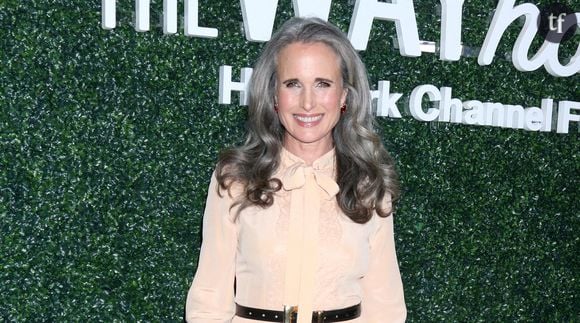 "Je vais avoir l’apparence que je suis censée avoir, parce que je m’aime"

"Je t'aime Drew, merci de faire ça", a commencé la star d'Un Jour sans fin et mère de trois enfants. "Je repense à ma grand-mère, qui était la matriarche. Une femme forte. On la vénérait. On la respectait. Jamais nous n’aurions attendu d’elle qu’elle paraisse jeune. Ce concept n’existait pas...", a-t-elle poursuivi. Âgée de 67 ans, l'actrice souligne que cette pression à correspondre à un idéal de beauté a longtemps causé du tort aux femmes : "Ce concept nous a rabaissées en vieillissant. Il nous a fait ressentir de la honte. J’ai trois petits-enfants et je vais être grand-mère pour eux. Je vais avoir l’apparence que je suis censée avoir, parce que je m’aime. Et je n’ai pas à paraître jeune !"