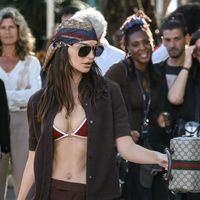 "Tellement sexy" : Emrata partage des photos d'elle en robe satin très décolletée, ses fans sont sidérés