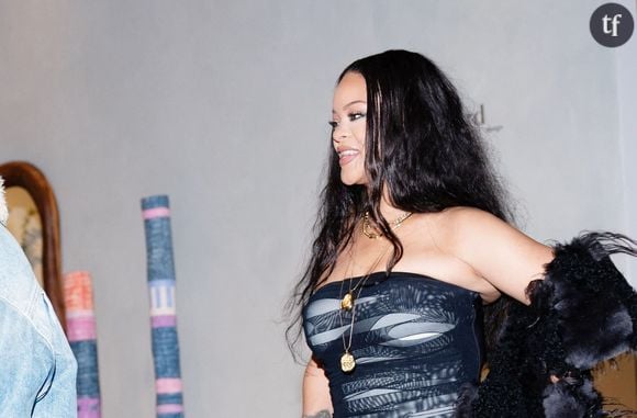 Trop "destroy" pour une maman ? Rihanna critiquée sur sa tenue "honteuse"