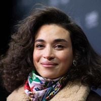 "Trop canon" : Camelia Jordana "lumineuse" en lingerie sur ces photos "intimes et politiques"