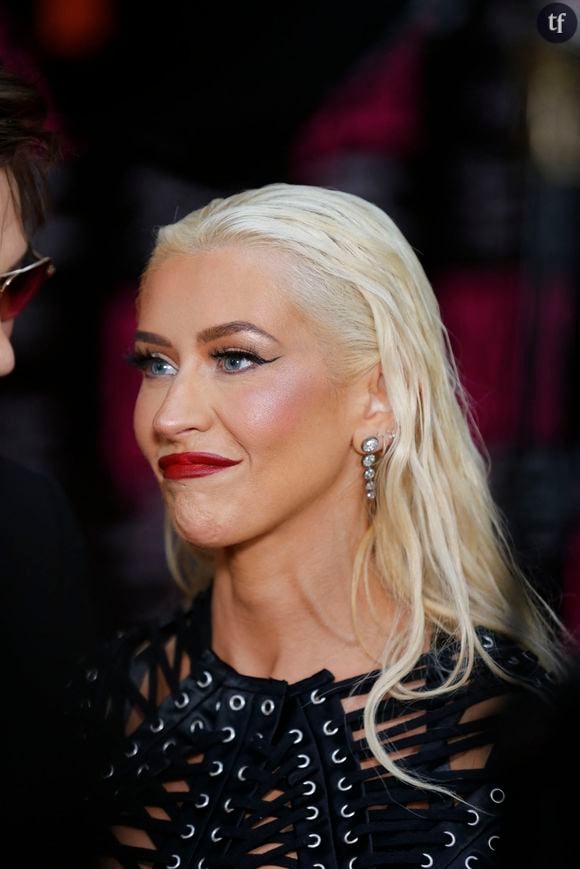 Outre les commentaires sur son poids, c’est aussi son âge qui fait l’objet de commentaires en ligne. Il y a quelques mois, c’est un excès de jeunisme qui était reproché à la chanteuse de 45 ans face à ses choix vestimentaires