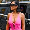 "On voit tout” : Kim Kardashian dévoile ses seins avec ce look "scandaleux et sexy", qu'elle seule peut assumer sur cette planète