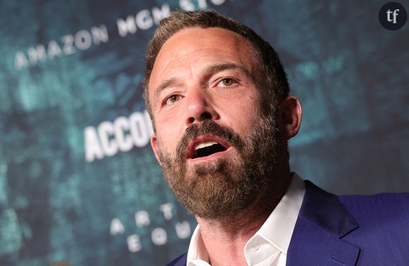 Des retrouvailles en vue ?

En couple depuis 2019 avec John Miller, qui "a toujours soutenu la relation de co-parentalité de Ben et Jen", selon les dires de plusieurs sources à Page Six, l’entrepreneur de 47 ans estimerait que Ben Affleck dépasse les bornes : "John sait qu’il n’y a rien entre Jen et Ben, mais il ne pense pas que ces photos soient belles et estime que c’est irrespectueux envers leur relation". 

Toujours selon les informations de Page Six, Ben Affleck envisagerait de donner une seconde chance à leur vieille idylle. "Il serait prêt à retenter les choses, si le timing était bon", affirme une source anonyme, avant de nuancer: "Il sait malgré tout que ce n'est pas réaliste, à ce stade de leurs vies. D'ailleurs, il respecte la relation de Jennifer Garner et de John Miller". 

Une chose est sûre, la relation entre les deux exs fait les choux gras de la presse people et divise les internautes. "C'est pathologique, il est collé à ses ex-femmes", estime l'une d'entre eux. "Elle veut qu'il revienne et c'est clair comme le jour... Arrêtez d'utiliser les enfants comme excuse", commente un autre. "Pourquoi ont-ils divorcé ? Ils sont superbes ensemble", s'enthousiasme un fan. "Ils font un couple parfait, ils devraient se remettre ensemble", renchérit un internaute.