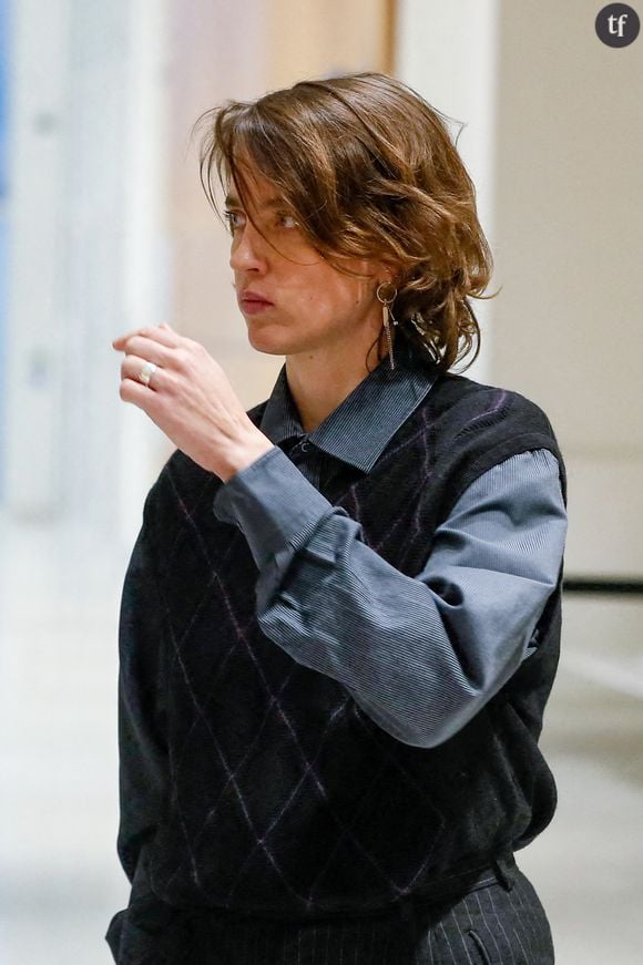 Adèle Haenel prend la parole. Du 9 au 10 décembre s'est tenu au tribunal correctionnel de Paris le procès de son agresseur présumé, Christophe Ruggia.