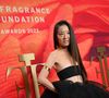Vera Wang prouve que la féminité et le style ne connaissent pas d’âge, défiant les normes établies.