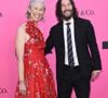 Pour rappel, Alexandra Grant est de neuf ans la cadette de Keanu Reeves. Mais ses cheveux gris l'érigent en "silver lady" victime d'âgisme, ces attaques et discriminations visant les femmes dès le cap de la quarantaine atteint.