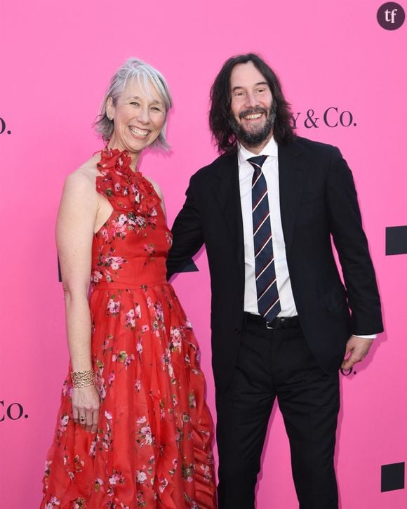 Pour rappel, Alexandra Grant est de neuf ans la cadette de Keanu Reeves. Mais ses cheveux gris l'érigent en "silver lady" victime d'âgisme, ces attaques et discriminations visant les femmes dès le cap de la quarantaine atteint.