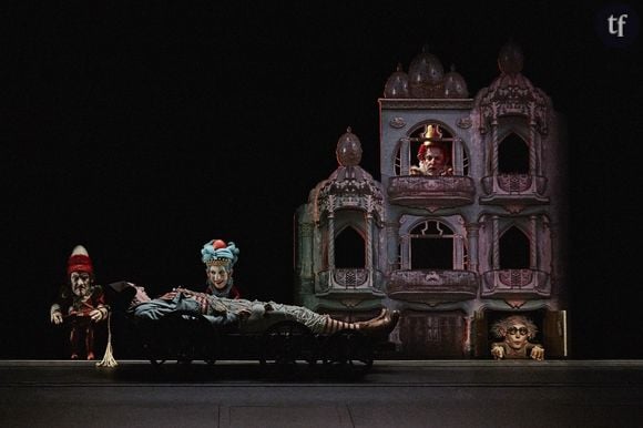 "Le Voyage de Gulliver" transporte petits et grands dans un monde fantastique grâce à un mélange réussi de théâtre, de magie et de marionnettes.
"Le Voyage de Gulliver" au Théâtre de l'Athénée en décembre 2024