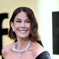 "Sublime à l'intérieur comme à l'extérieur" : à 60 ans, Teri Hatcher assume fièrement ses rides sur un selfie sans filtres et les internautes applaudissent