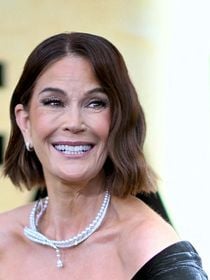 "Sublime à l'intérieur comme à l'extérieur" : à 60 ans, Teri Hatcher assume fièrement ses rides sur un selfie sans filtres et les internautes applaudissent